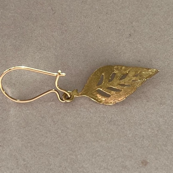Vintage 10k Solid Gold Dangly Leaf Charm Earrings - Picture 5 of 7